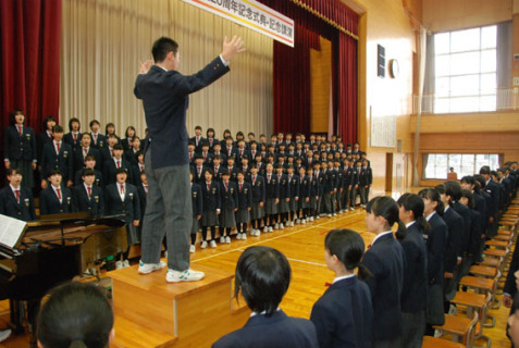 鶴岡五中の20周年式典で歌声を響かせる生徒たち