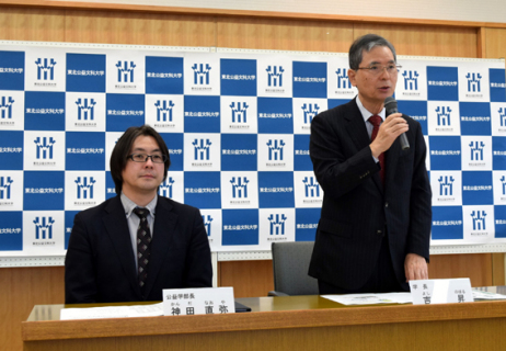 採択を受け会見する吉村学長（右）。左は神田学部長