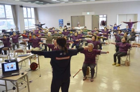 湯野浜地区いきいき体操教室が開設2周年を迎え、参加者が延べ2000人を突破。記念式典で地域住民が体を動かした