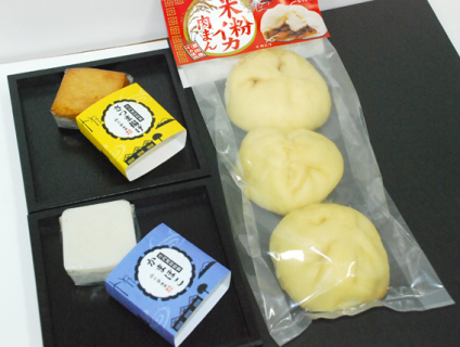 発表された「米粉イカ肉まん」（右）と、山の芋を使った「かまぼこ」「さつま揚げ」