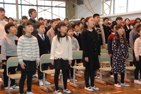 閉校式で学びやへの感謝の思いを込めて校歌を歌う出席者たち