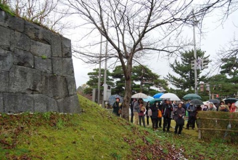 鶴ケ岡城址の面影を残して再建された石組みなどを見学