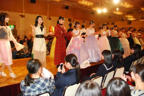 鶴岡中央高の生徒たちによる鶴岡シルクをつかった自作のファッションショー