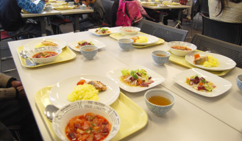 和洋の料理人がボランティアで調理し振る舞われた「子ども食堂」の特別メニュー。寄付で集まった食材を使い、ボルシチやカルパッチョなどが並んだ