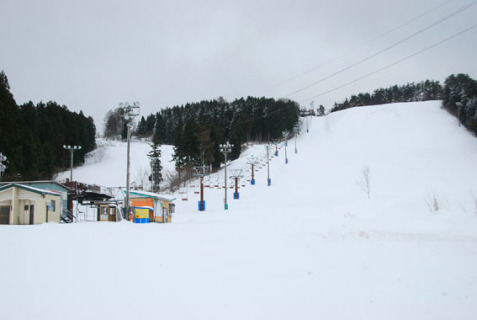 スキー場が始まって以来初となるプレオープンが決まったたらのきだいスキー場。圧雪作業を12日に実施し、一部急斜面を除いてほぼ全面滑走可能な状態だ＝13日午前