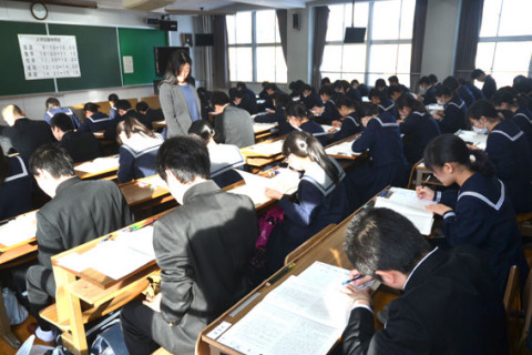 県内の私立高校のトップを切り鶴岡東高で一般入試が行われた＝16日