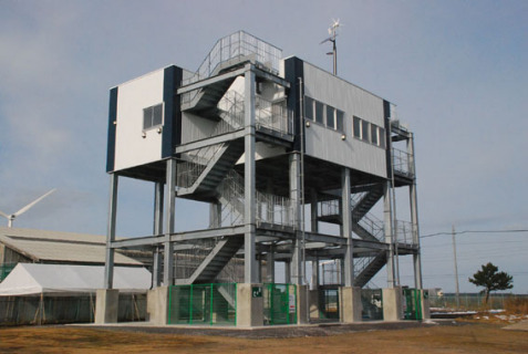 酒田共同火力発電が石炭埠頭に建設した津波避難塔