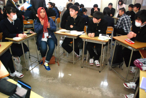 鶴岡南高校の生徒たちが海外の青年と交流