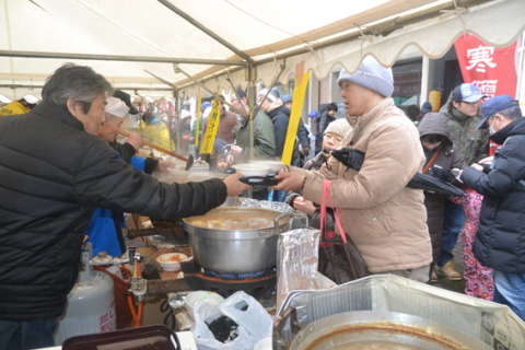 旬の寒ダラ汁に２万人近い人出で大にぎわいとなった鶴岡の日本海寒鱈まつり
