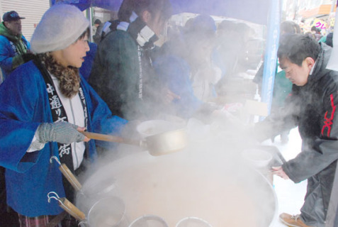 もうもうと湯気が立ち上る大鍋から熱々の寒鱈汁が提供された＝27日午前、中通り商店街