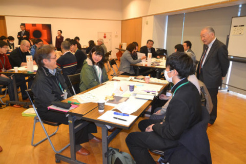 小松隆二公益大初代学長（右端）も参加した、まちづくり市民ワークショップ