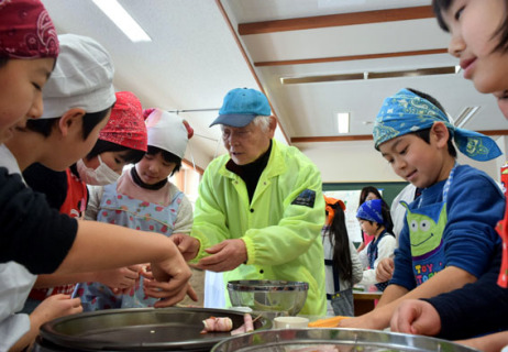 赤ねぎ収穫祭で食べる料理を調理する児童たち。中央が外部講師の冨樫さん