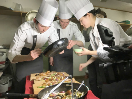 鶴岡の食材を使って和、洋食を調理する学生たち＝４日、鶴岡市温海地域の楯山荘