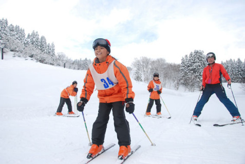 スキーを楽しむ今帰仁村の児童たち
