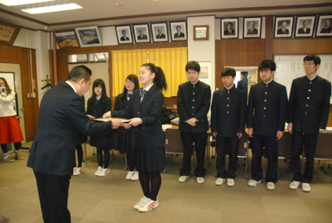 難波会長（左）がロボティクスクラブものづくり班の活動をたたえ、表彰状を手渡した＝鶴岡工業高