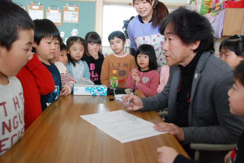 子どもたちのストーリー一つ一つに目の前で挿絵を描く土田さん。下書きなしですらすらと魔法のように描く土田さんに子どもたちも興味津々