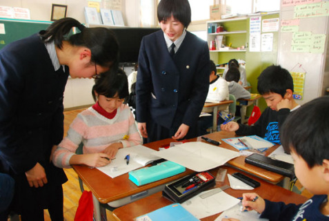 高校生2人が京田小で出前授業に取り組んだ