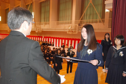 3年間の思い出を胸に卒業生たちが土田校長（左）から卒業証書を受け取った＝1日午後、鶴岡北