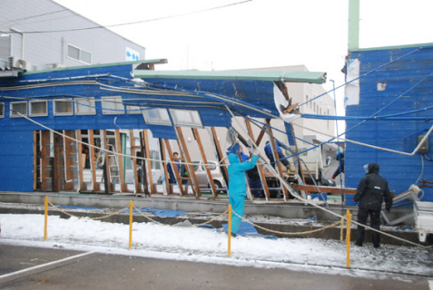 暴風でトタンや外壁が飛ばされるなどの被害が相次いだ＝2日午前8時45分ごろ、鶴岡市道形町