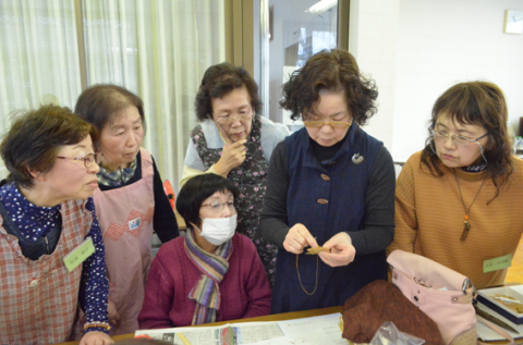 参加者が藤谷さん（右から2人目）にアドバイスを聞きながらコサージュ作りに取り組んだ