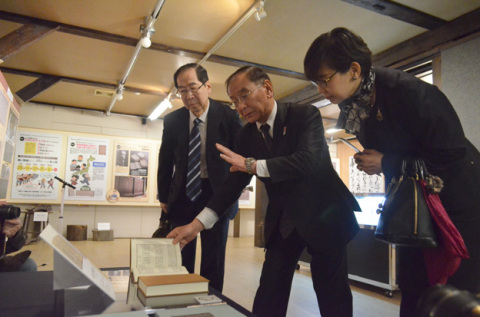 西郷吉太郎さん（左）が松ケ岡開墾場を訪れ、菅さんの案内で企画展を視察した