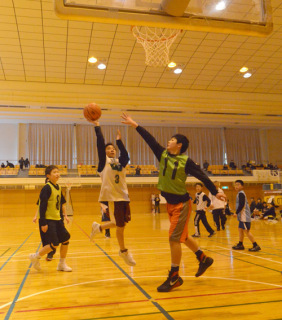 児童たちが熱戦を繰り広げた「鶴岡バスケ祭り」