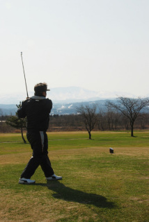 赤川市民ゴルフ場が本格オープン。待ちわびたゴルファーが伸び伸びとプレーを楽しんだ＝31日午前