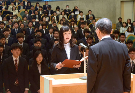 学部入学生の代表が吉村学長（右）に決意を表明