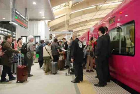 新潟駅で同一ホーム乗り換えが始まり、上越新幹線の乗客が専用の自動改札機を通って特急いなほ（右側）に乗り換えた＝15日午前