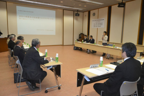 大沼厚労大臣政務官らが日本海総合病院を視察し、日本海ヘルスケアネットの取り組みの説明を受けた