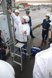停電した信号機への発電機の接続方法などを確認する署員ら＝鶴岡署