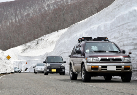 待ちかねた観光客らが残雪に囲まれながらドライブ＝大平山荘付近