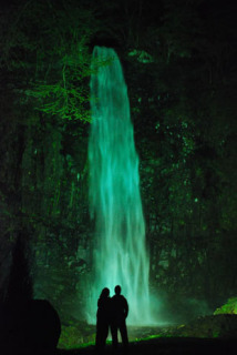 幻想的な雰囲気が行楽客を魅了している玉簾の滝のライトアップ＝1日午後7時すぎ