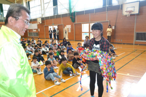 京田小の児童代表の太田さん（右）に交通安全の折り鶴が手渡された