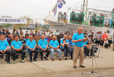 安全航海・豊漁への決意を述べた佐藤船団長（右前）。後ろは乗組員たち