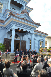 旧鶴岡警察署庁舎竣工記念式典が行われ、関係者がテープカット
