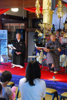 須弥壇前のステージで演奏した僧侶のバンド