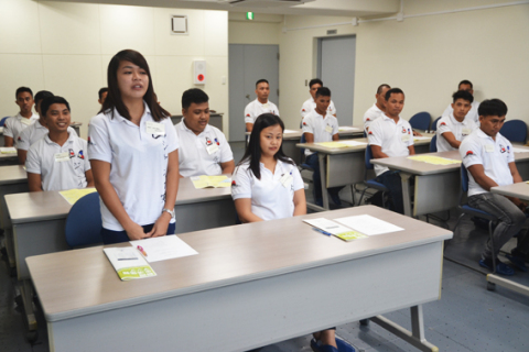 協同組合事務所で行われた開講式。10回目の受け入れで訪れたフィリピンからの技能実習生が、日本語で自己紹介した＝12日