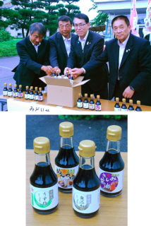梱包（こんぽう）セレモニーを行う（左から）二上副社長、佐藤社長、丸山市長、阿部組合長（上写真）　今回輸出したマルノー山形のしょうゆ類4種