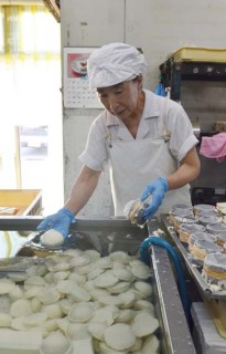 暑い日が続き、庄内の各豆腐店でなんぜんじ作りが盛んに行われている＝27日、鶴岡市・難波とうふ店