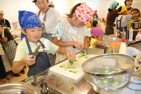 鶴岡市内の親子が学校給食献立料理作りを楽しんだ