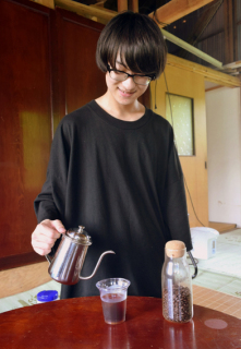 公益大学生が来月、カフェサロンをオープン。提供するコーヒーを入れる加藤代表＝11日午前