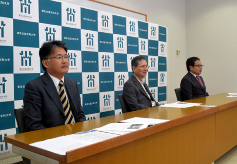 2大学との学術交流協定締結を発表する吉村学長（中央）。左は松田教授、右は玉井准教授