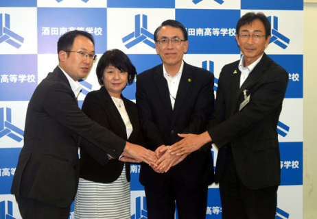県内初の「観光・地域創生専攻」の設置を発表した酒田南高・中原校長（左から2人目）