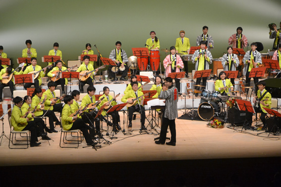 明治大学マンドリン倶楽部 華やかな音色に酔う｜2018年09月08日付紙面