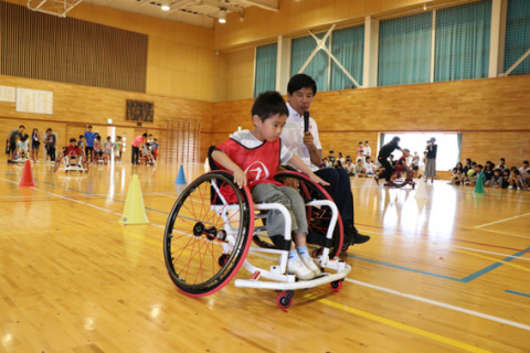 永尾さんの声援を受けて子どもたちが車椅子リレーに挑戦した