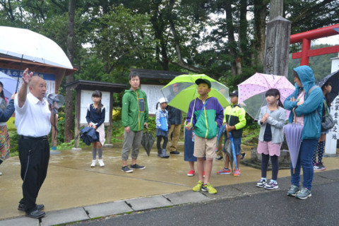 戊辰戦争の激戦地となった関川地区を訪れた参加者。親子が150年前の戦いに思いをはせた
