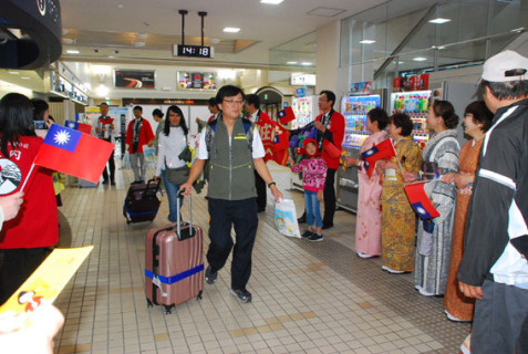 台湾からの第1便が庄内空港に到着し、地元関係者が乗客を歓迎＝20日午後2時ごろ
