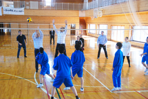 ドイツからの訪問団が、訪問先で子どもたちとスポーツで交流した＝8日、鶴岡五中