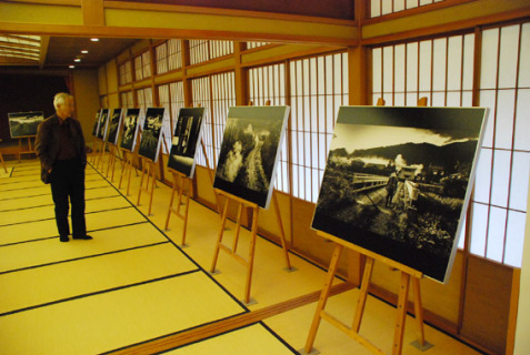 酒田市の出羽遊心館で始まった森山大道さんの作品展